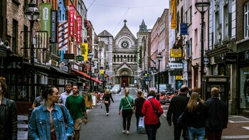Personas caminan en el centro