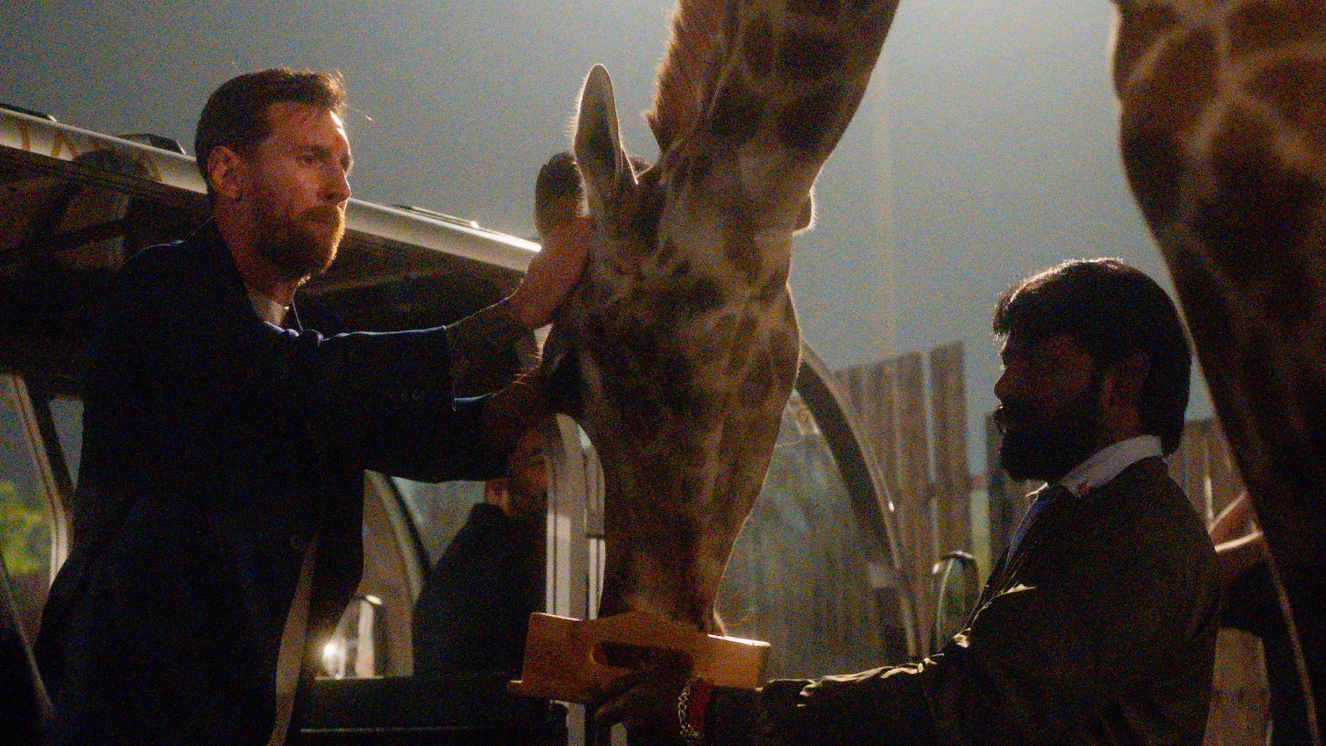 Messi interactúa con una jirafa (Vantara y Reliance)