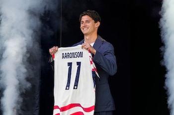 El mediocampista de Estados Unidos Brenden Aaronson presentado durante el anuncio del plantel que participará en la próxima Copa Mundial el martes 26 de mayo del 2026. (AP Foto/Eduardo Munoz Alvarez)