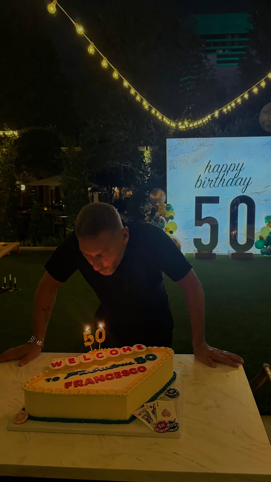Francesco Totti sopló las velas durante la celebración de su cumpleaños número 50 en Las Vegas (@noemib_8)