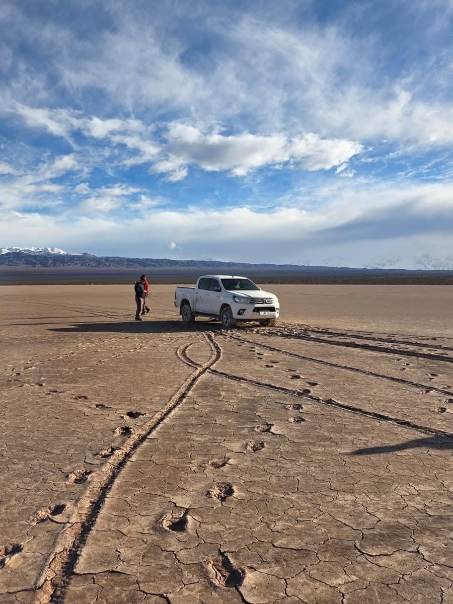 La comparación con las primeras fotos confirma que la superficie de la Pampa del Leoncito no mostró recuperación visible tras el paso del vehículo (PaseAndo)