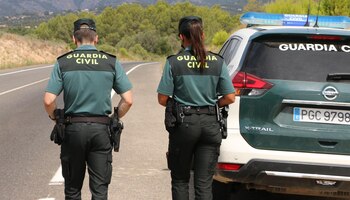 Dos agentes de la Guardia