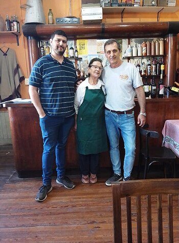 Padre, abuela y nieto, reunidos: