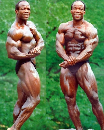 Díptico de Albert Beckles, un fisicoculturista afrodescendiente sonriendo y posando con un físico musculoso en traje de baño negro, con fondo verde al aire libre