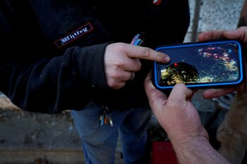 Dakota Moore señala en una foto el lugar donde su madre fue hallada entre los escombros e la fábrica (Reuters)