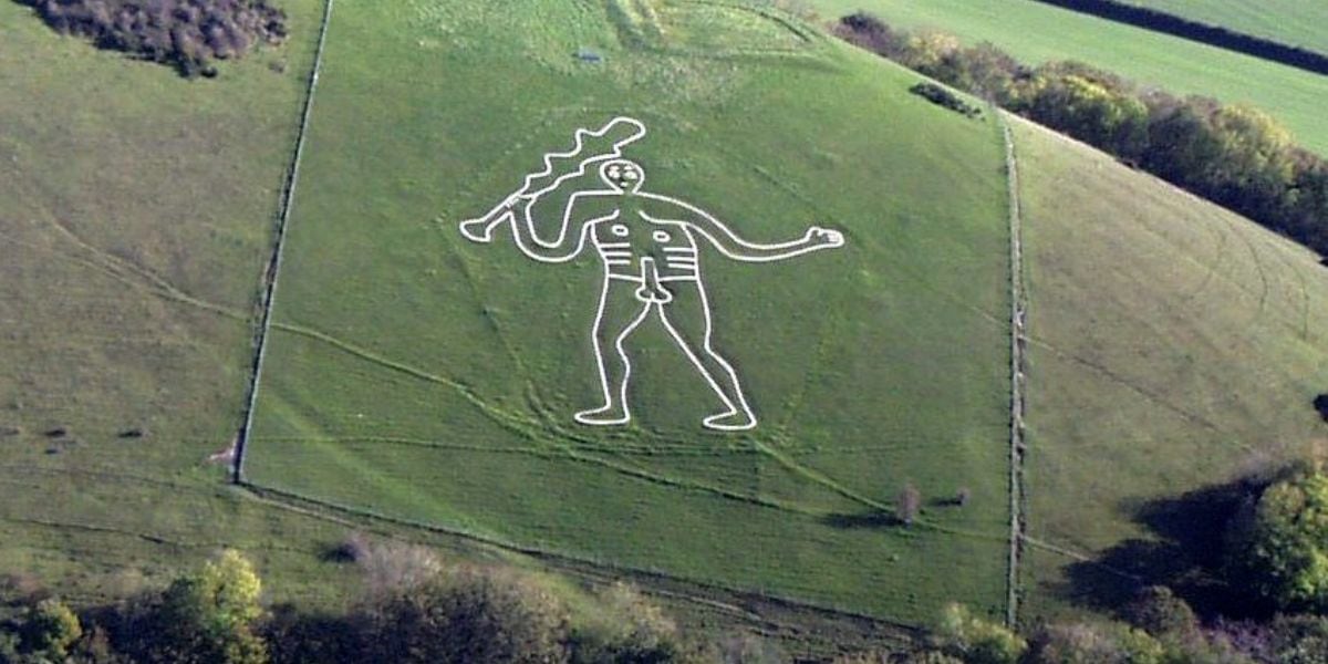 El Cerne Giant destaca por su figura colosal y misteriosa, con interpretaciones históricas que van desde la época romano-británica hasta la época sajona (Wikimedia Commons)