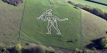 El Cerne Giant destaca por su figura colosal y misteriosa, con interpretaciones históricas que van desde la época romano-británica hasta la época sajona (Wikimedia Commons)