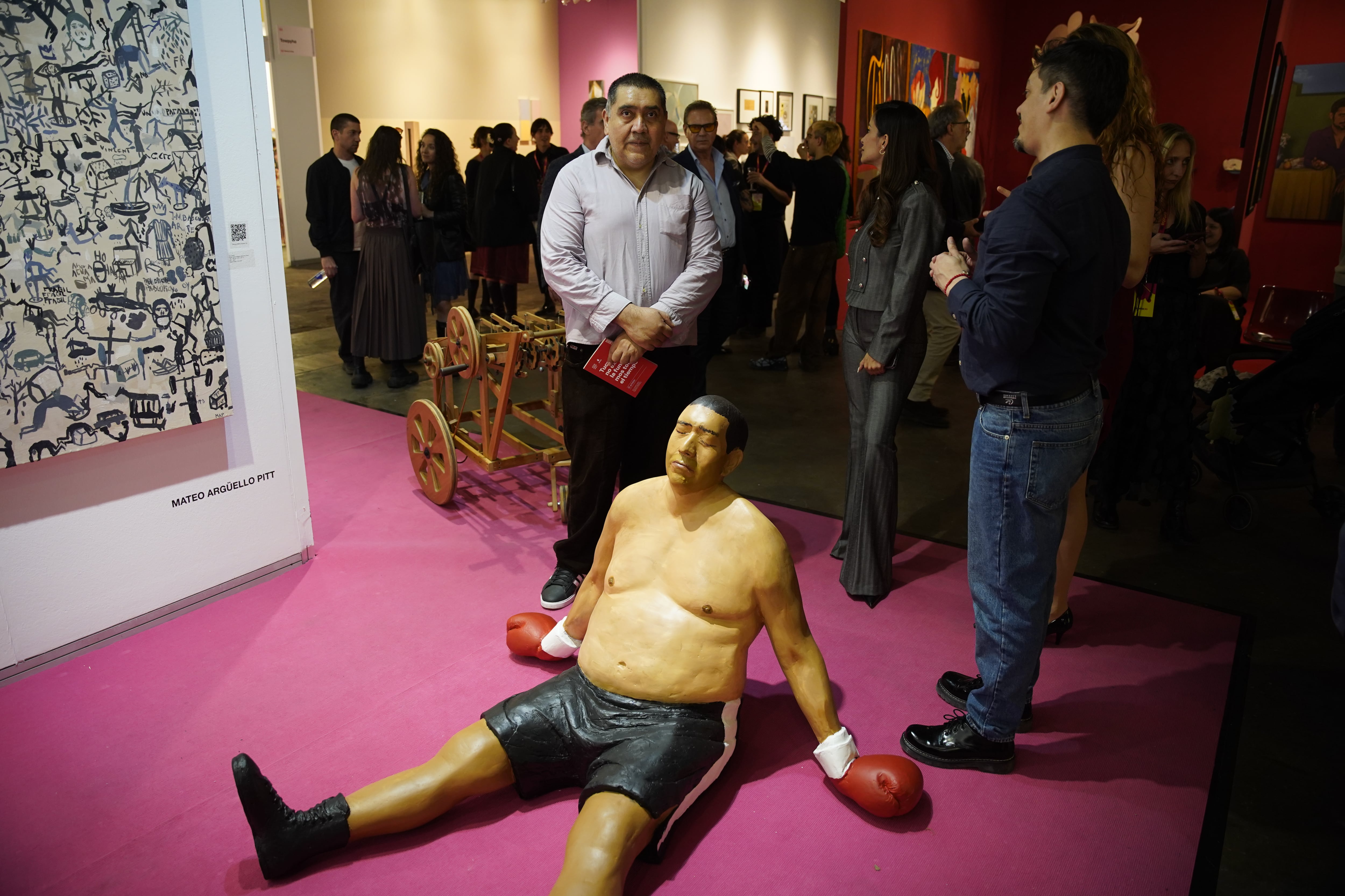 Sandro Pereira junto a una auto-escultura pugilística en The White Lodge (RSFotos)