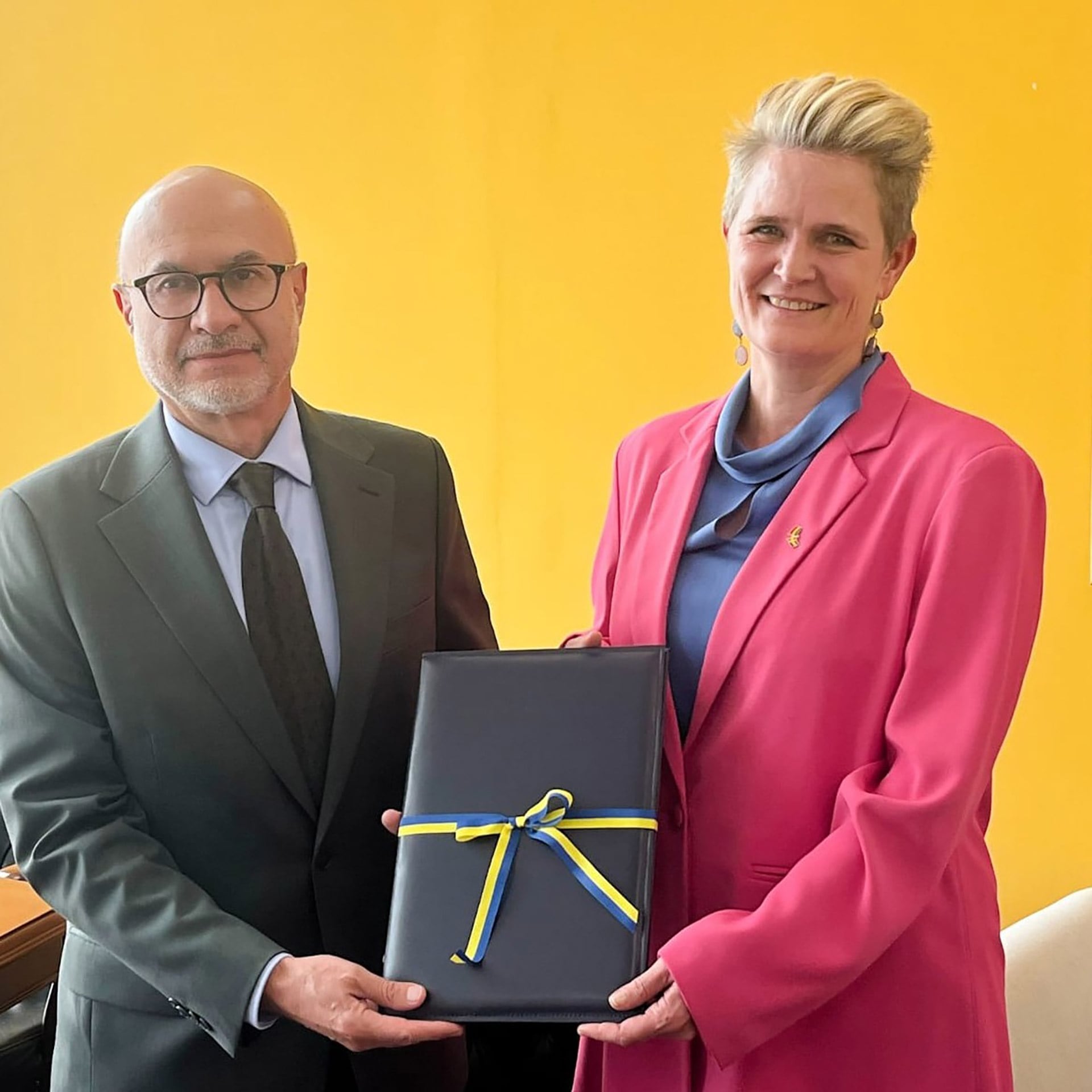 La embajadora de Suecia en Bolivia, Johanna Teague, con el ministro de la Presidencia José Luis Lupo, a quien entrega una carta de felicitación de su gobierno al presidente Rodrigo Paz por su elección.