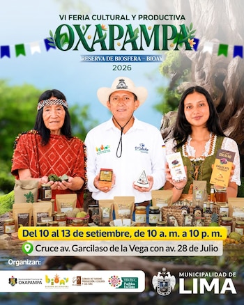 Cartel publicitario con tres personas en trajes típicos rodeadas de productos artesanales y un texto con fechas y ubicación de una feria