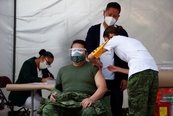 Personal médico militar recibe su