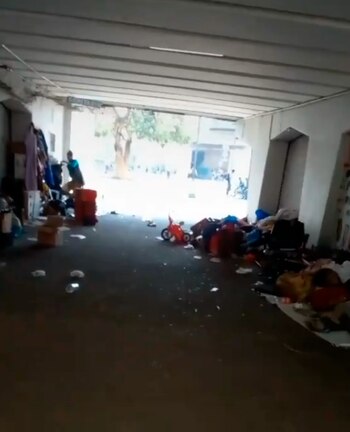 Indigentes y basura en la Glorieta de los Insurgentes