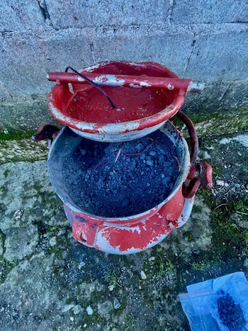 Explosivos, radios de comunicación y