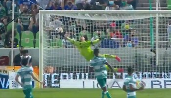 Carlos Acevedo con una atajada