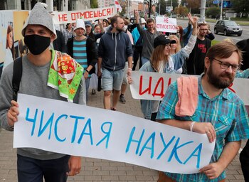 Los empleados científicos llevan una