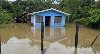 Más de 250 personas permanecen en albergues temporales tras ser evacuadas de comunidades afectadas por inundaciones en Sarapiquí, Limón y San Carlos. Crédito: CNE
