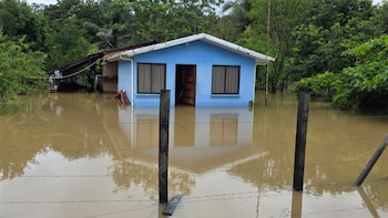 Centro Nacional de Emergencias de Costa Rica eleva alerta amarilla y hospitales, centros de salud y nutrición suspenden servicios en el Caribe