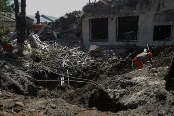 La gente retira los escombros