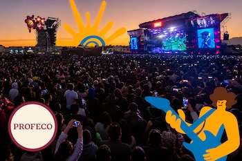 Multitud en un concierto al atardecer frente a un escenario, con un gráfico de guitarrista y un círculo con la palabra PROFECO en la esquina.