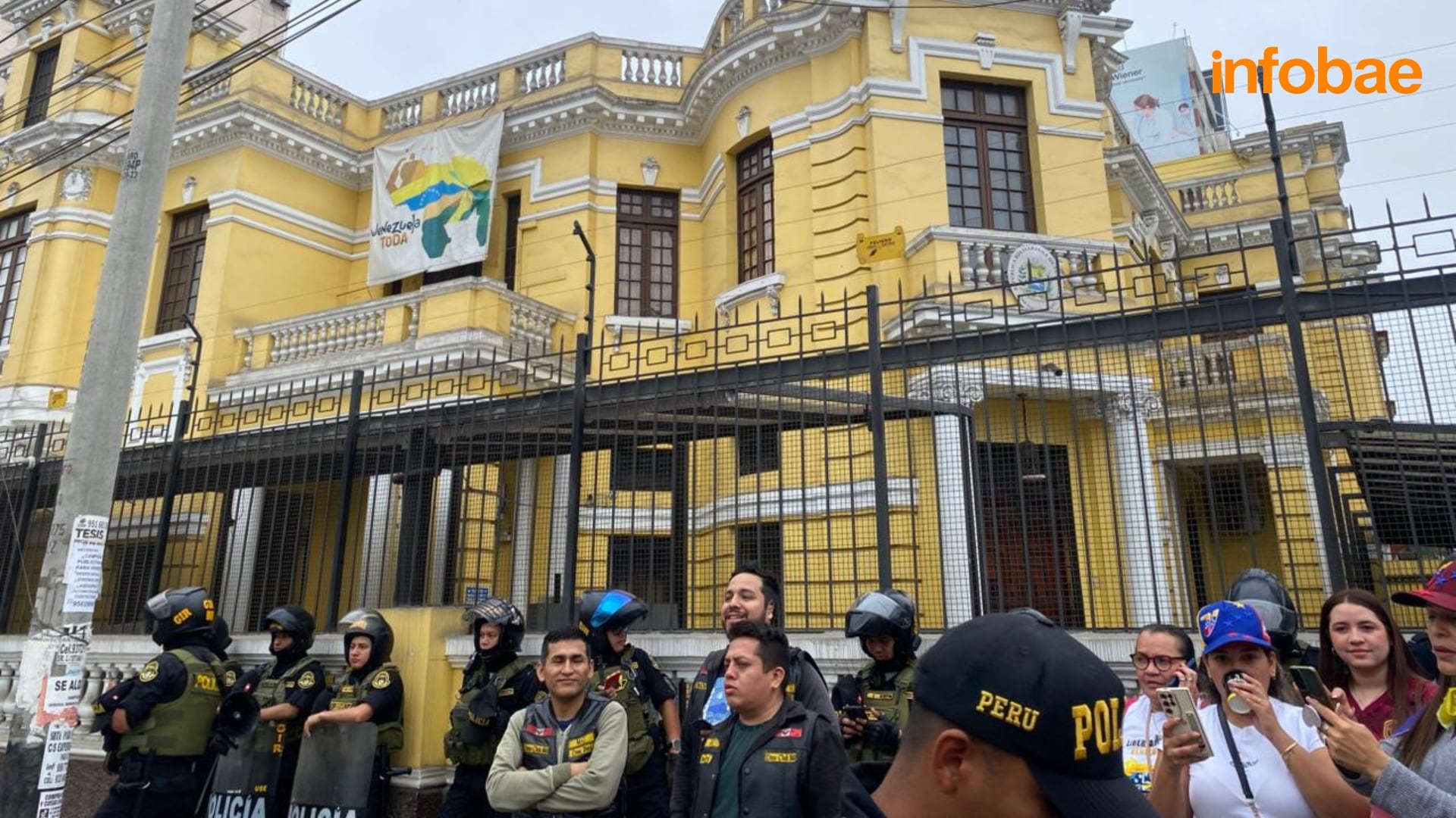 La embajada de Venezuela en Lima se convirtió en punto de encuentro para migrantes que celebraron la noticia y exigieron protección para sus familias. Crédito: Infobae / Clara Giraldo