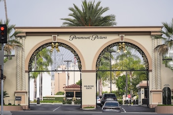 Analistas advierten que la fusión limitará la diversidad de estudios y proyectos, incrementará el riesgo de recortes de personal y podría reducir el dinamismo creativo (AP/Jae C. Hong).