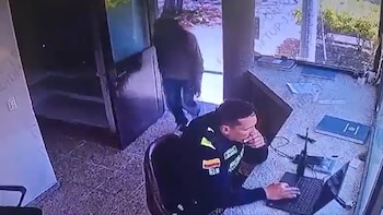 Hablaron la madre y la hermana del hombre que atacó con arma blanca a un policía en un CAI de Bogotá: “Sufría de esquizofrenia”