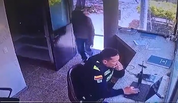 Policía fue atacado en un CAI de Puente Aranda, en Bogotá, con un cuchillo - crédito @ColombiaOscura/X