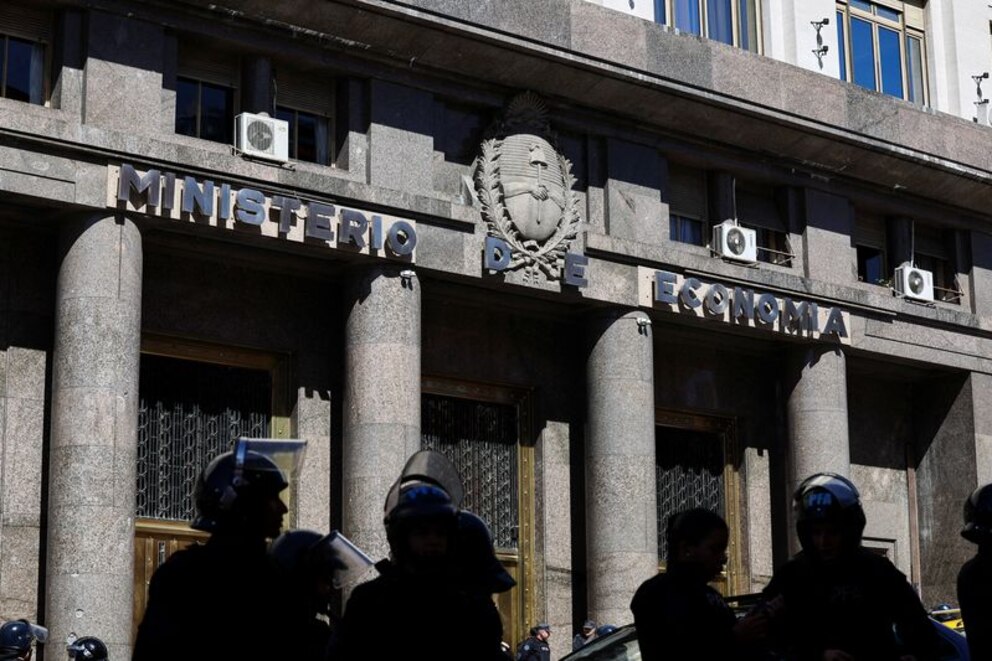 Caputo refuerza su estrategia antiinflacionaria con los supermercados y presiona para frenar subas