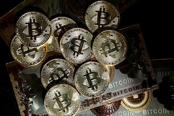 Según Buenbit, en lo que va del año bitcoin registra un crecimiento de más del 80% frente al dólar, y de 115% en los últimos 12 meses. REUTERS/Benoit Tessier/Illustration/File Photo