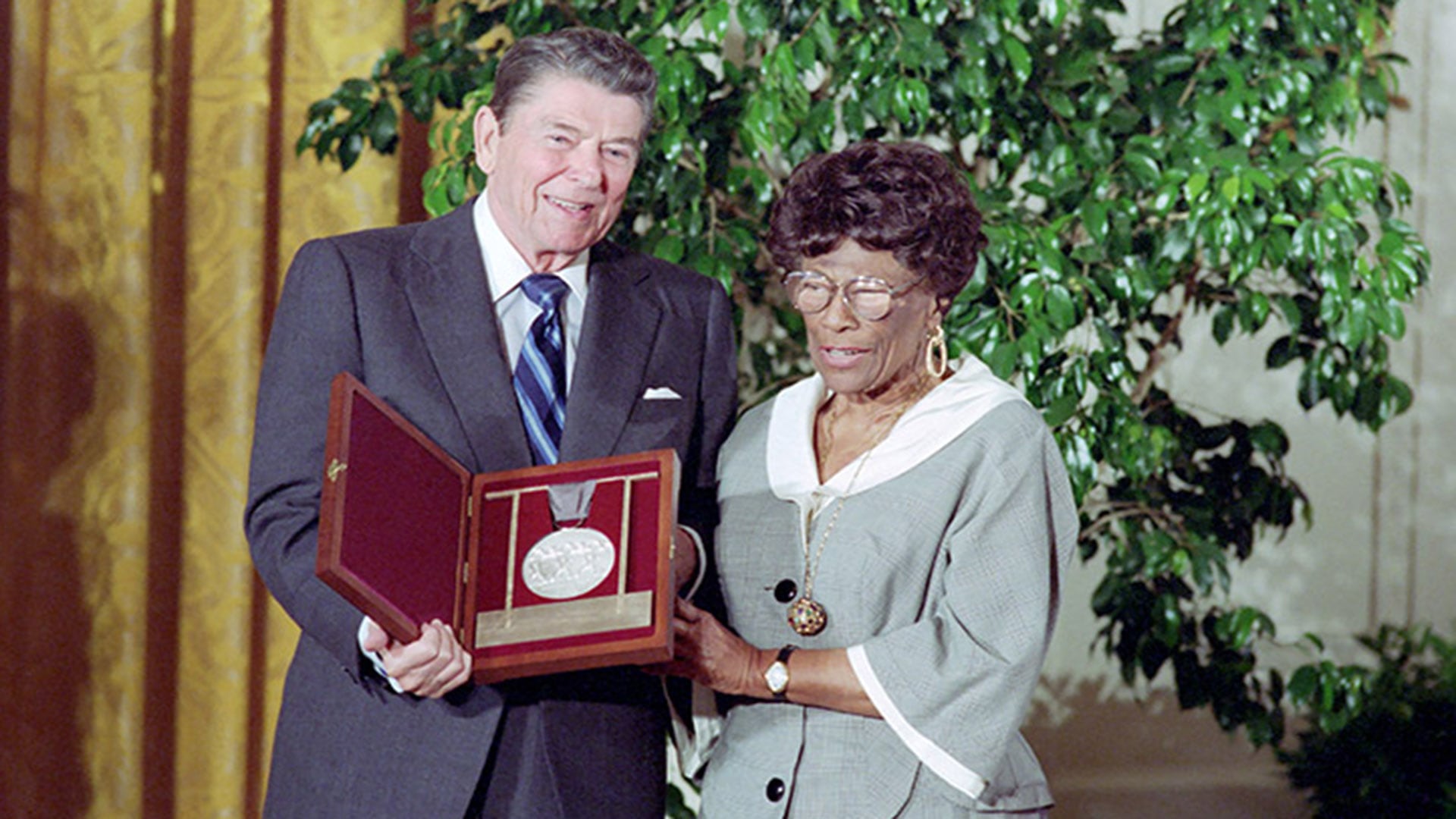 Ella Fitzgerald fue premiada por el presidente Ronald Reagan