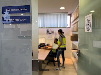 Agentes de la Unidad de Atención a la Familia y Mujer (UFAM) en una comisaría, imagen de archivo.