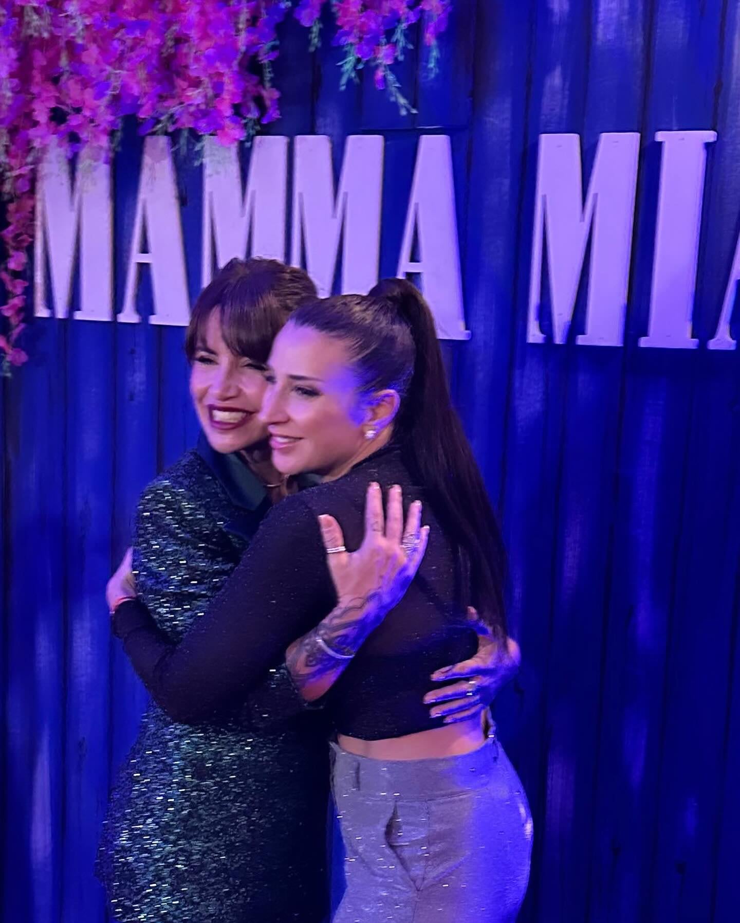 Alejandra Perlusky abraza a Flor Peña en tiempos de Mamma Mia