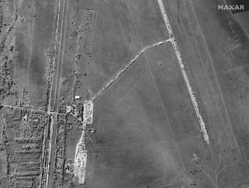 Camiones de carga esperando en