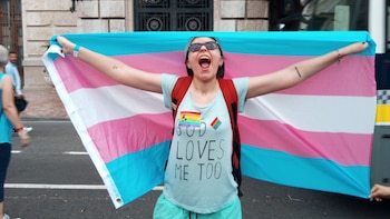 La historia de Harry Daniel, el joven trans que quiso ser monja y terminó en una terapia de conversión: “Me robaron la adolescencia”