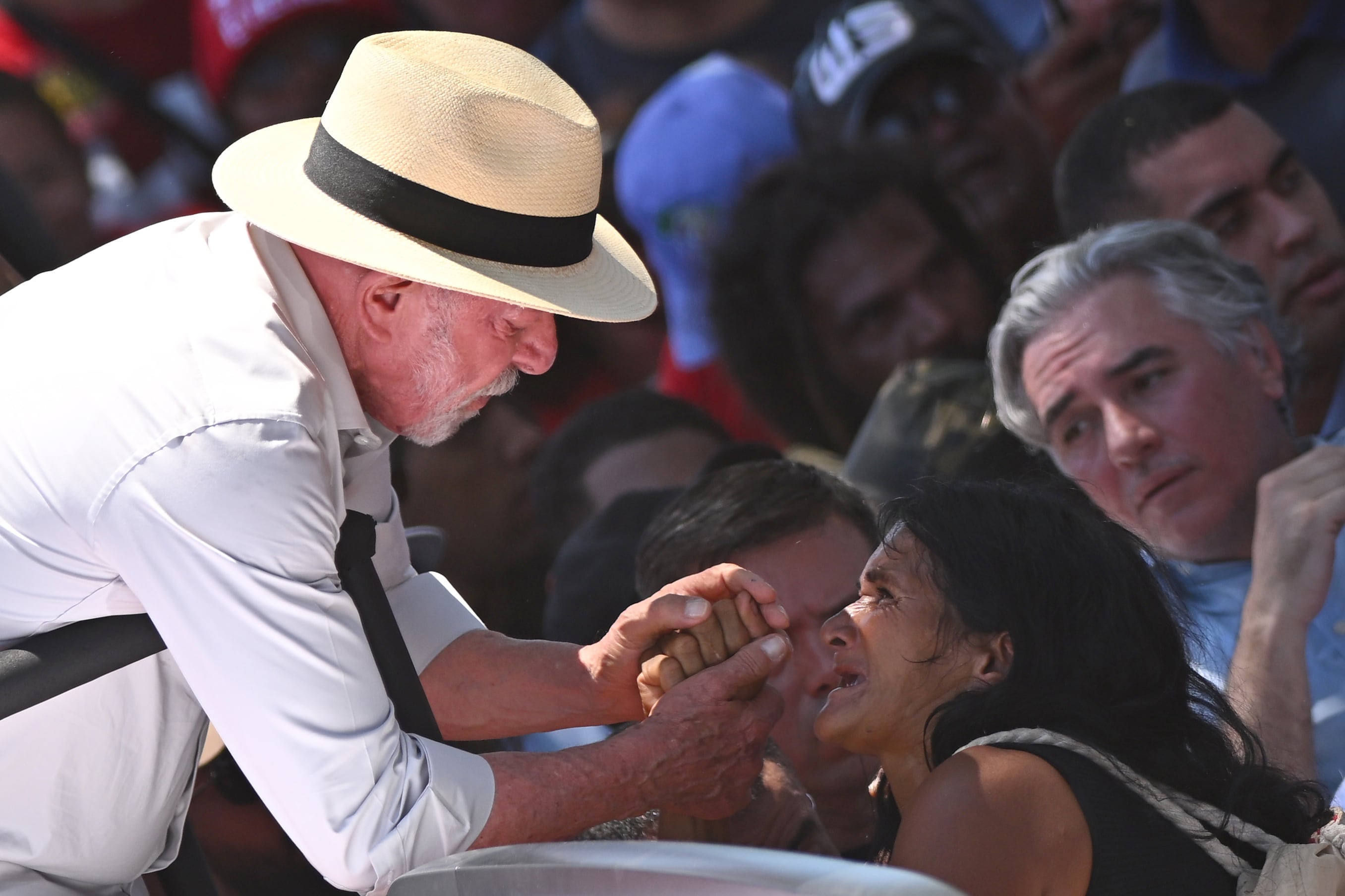 El presidente de Brasil, Luiz Inácio Lula da Silva, saluda a una simpatizante durante un acto de campaña en Brasilia (EFE/Andre Borges)