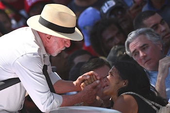 El presidente de Brasil, Luiz Inácio Lula da Silva, saluda a una simpatizante durante un acto de campaña en Brasilia (EFE/Andre Borges)