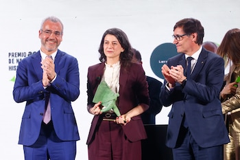 La argentina Samanta Schweblin gana el primer Premio Aena de Narrativa Hispanoamericana, acompañada por el presidente de AENA Maurici Lucena (izquierda) y el presidente de la Generalitat de Cataluña Salvador Illa (derecha). / EFE/ Quique García