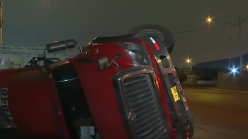 Un vehículo de carga pesada terminó de lado en una concurrida intersección del puerto limeño, luego de que el conductor intentara evitar una colisión con otro automóvil, según informaron policías y testigos