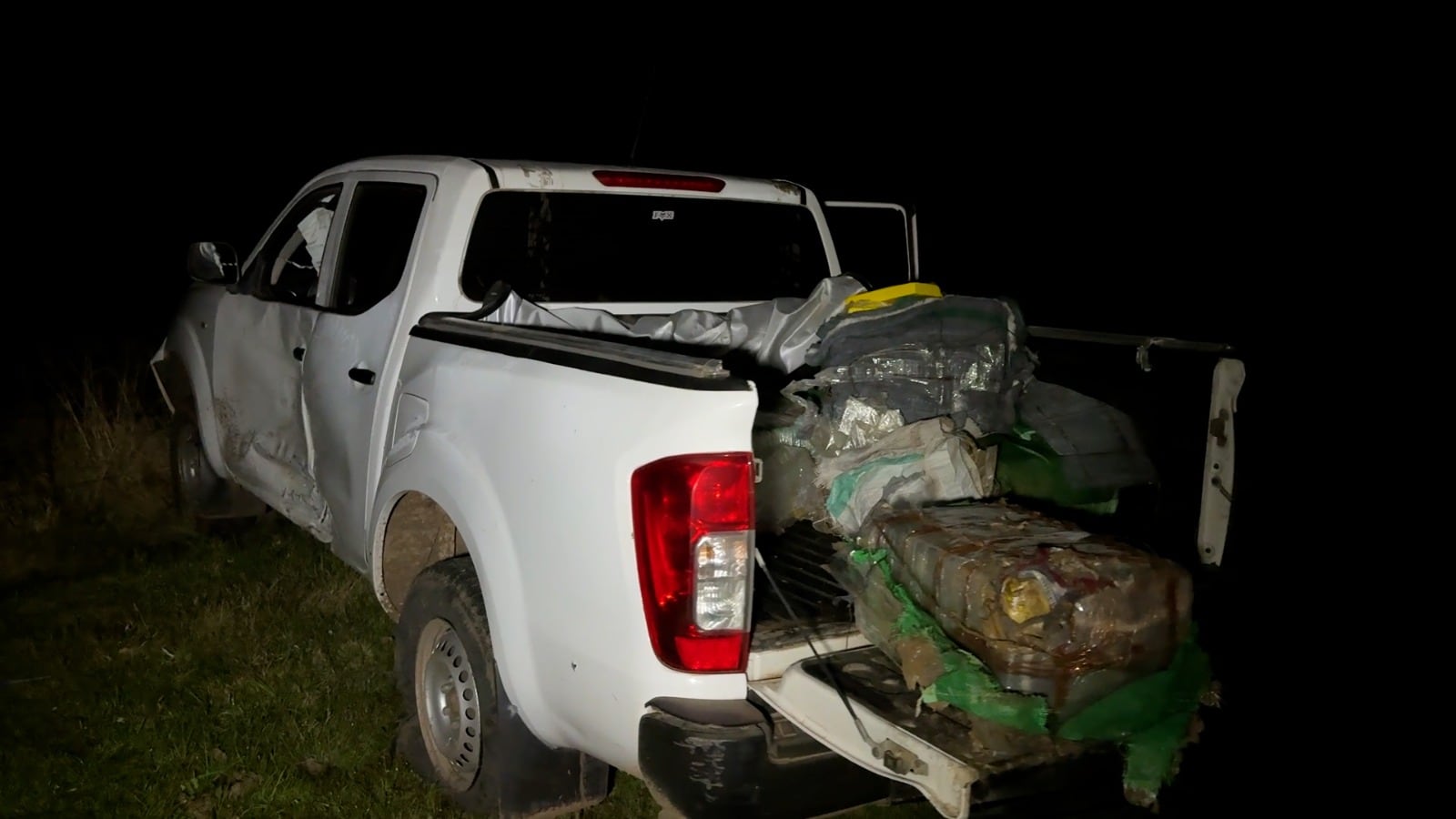 Una camioneta carga bultos de droga que fueron arrojados por una avioneta en Uruguay (Ministerio del Interior)