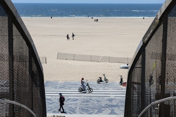 Los delitos violentos y contra la propiedad en Santa Monica disminuyeron un 12 % durante el año 2025 (REUTERS/Kylie Cooper)