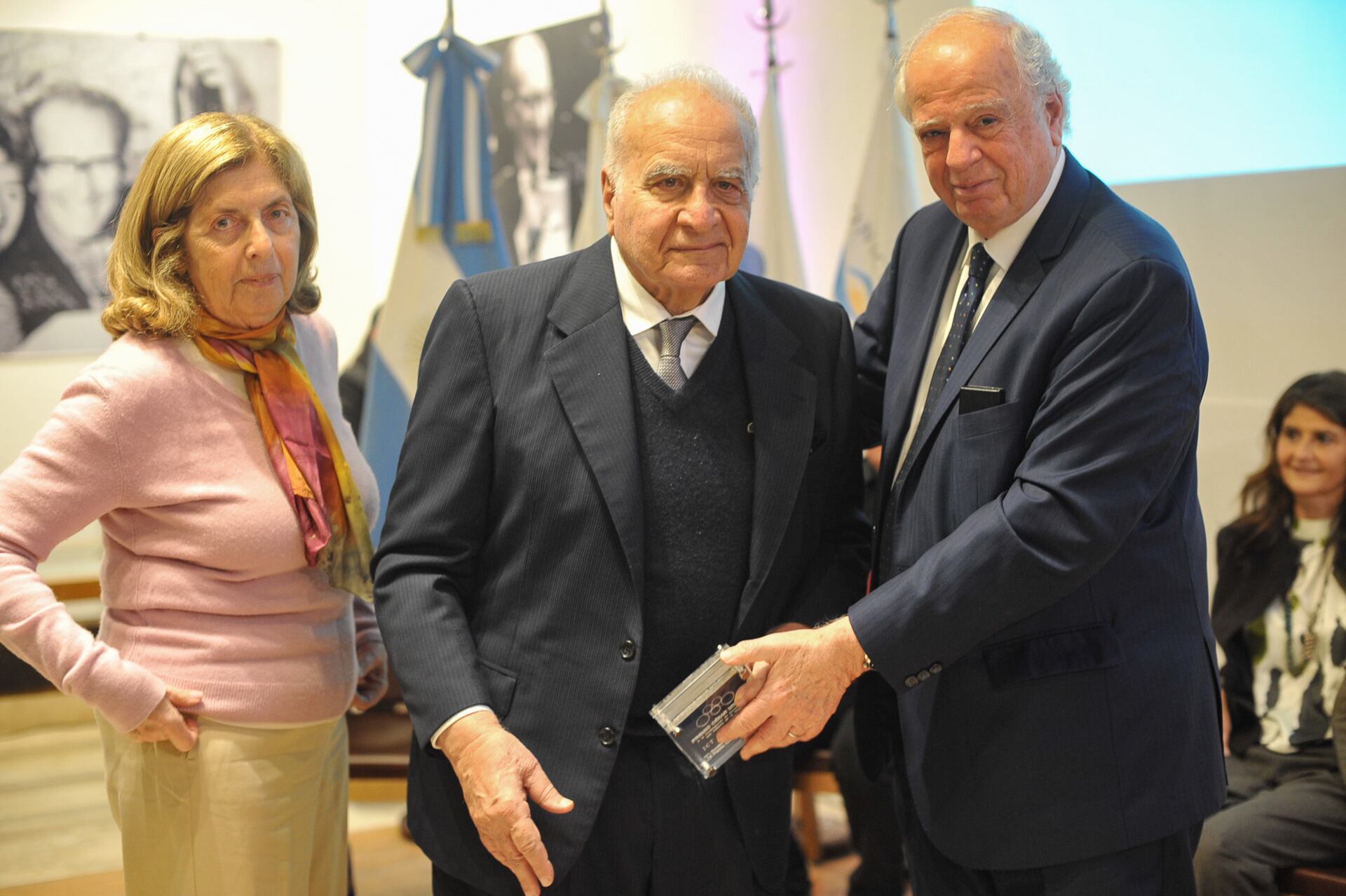 Daniel Stamboulian junto a su esposa, Marie Sossie B. de Stamboulian, y Jorge Cassará