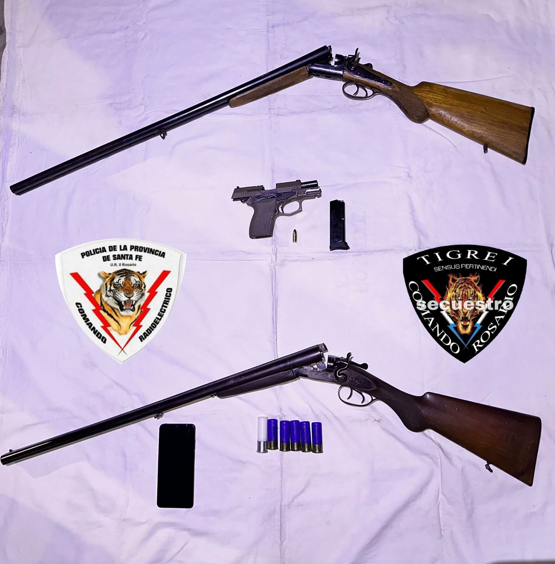 Las dos escopetas incautadas en la casa donde fueron hallados los sospechosos