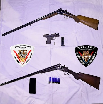 Las dos escopetas incautadas en