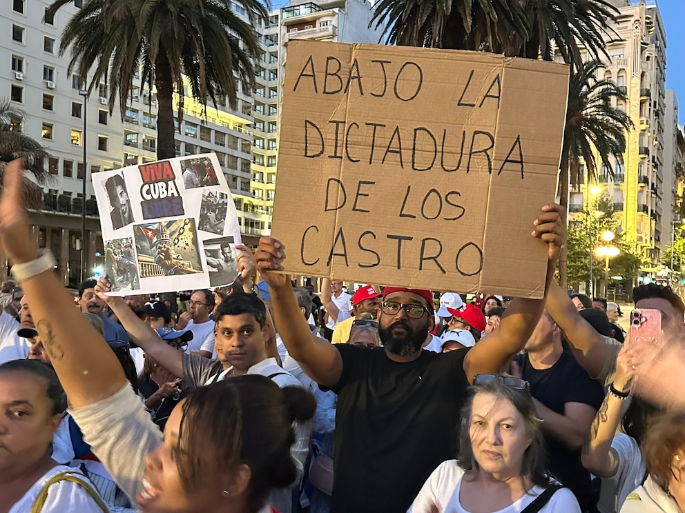 Cubanos se movilizaron en Uruguay pidiendo ayuda humanitaria y libertad de presos políticos: “La dictadura va a caer” Cubanos se movilizaron en Uruguay pidiendo ayuda humanitaria y libertad de presos políticos: “La dictadura va a caer”