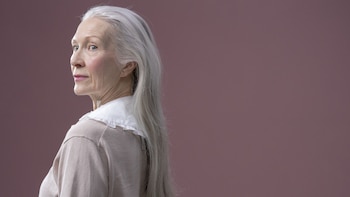 Una mujer luce una melena