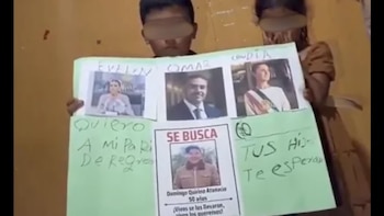 Con una cartulina con fotos de la Presidenta, el secretario de Seguridad y la gobernadora de Guerrero, los hijos de Domingo Atanacio Quirino exigen respuesta tras un mes sin que las autoridades localicen al campesino plagiado en Ajuchitlán. (Captura de pantalla)