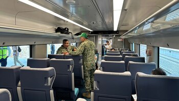 Militares revisan los interiores del