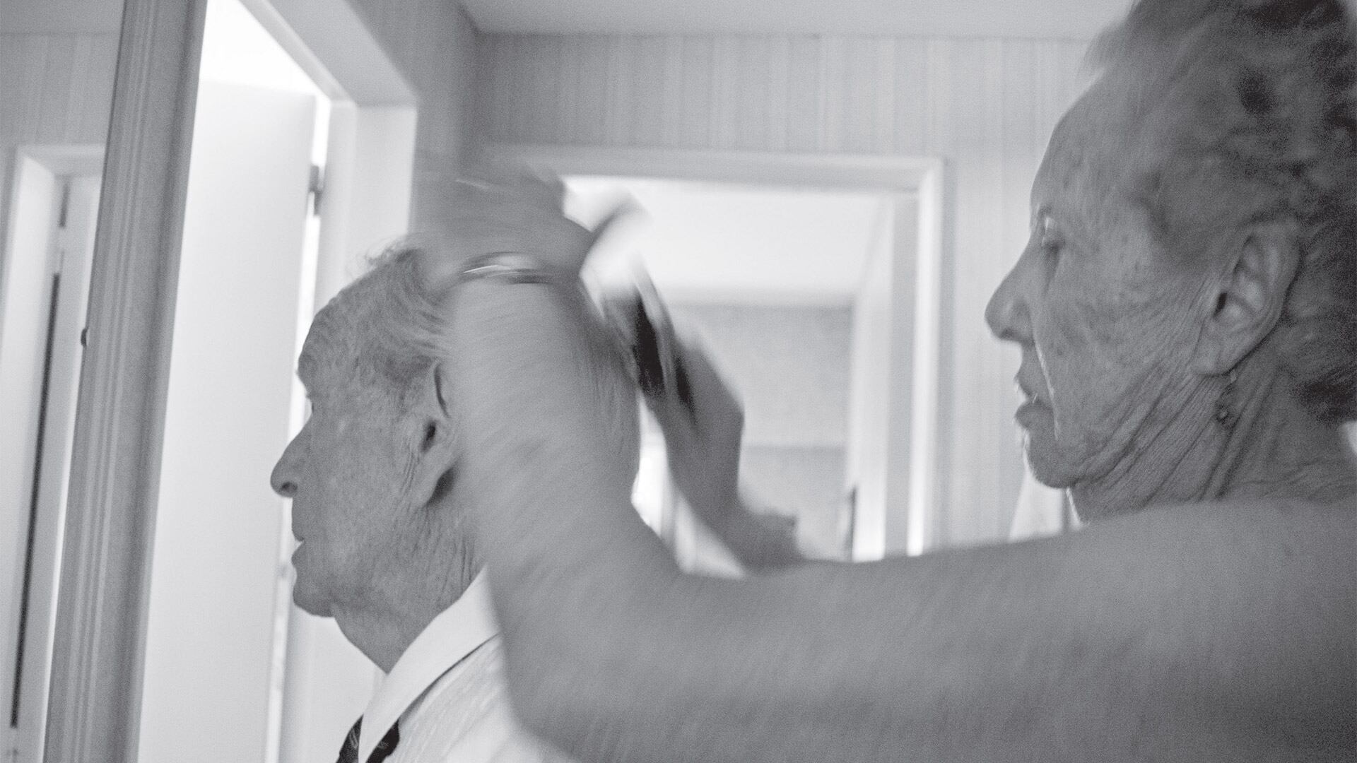 Hinda ayuda a Francisco a prepararse para una entrevista sobre su historia. A Hinda no le gustaba dar notas pero era una fiel compañera de Francisco en todo momento (Buenos Aires, 2012)