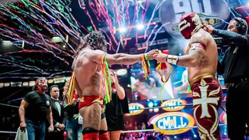 Templario le arrebata la máscara