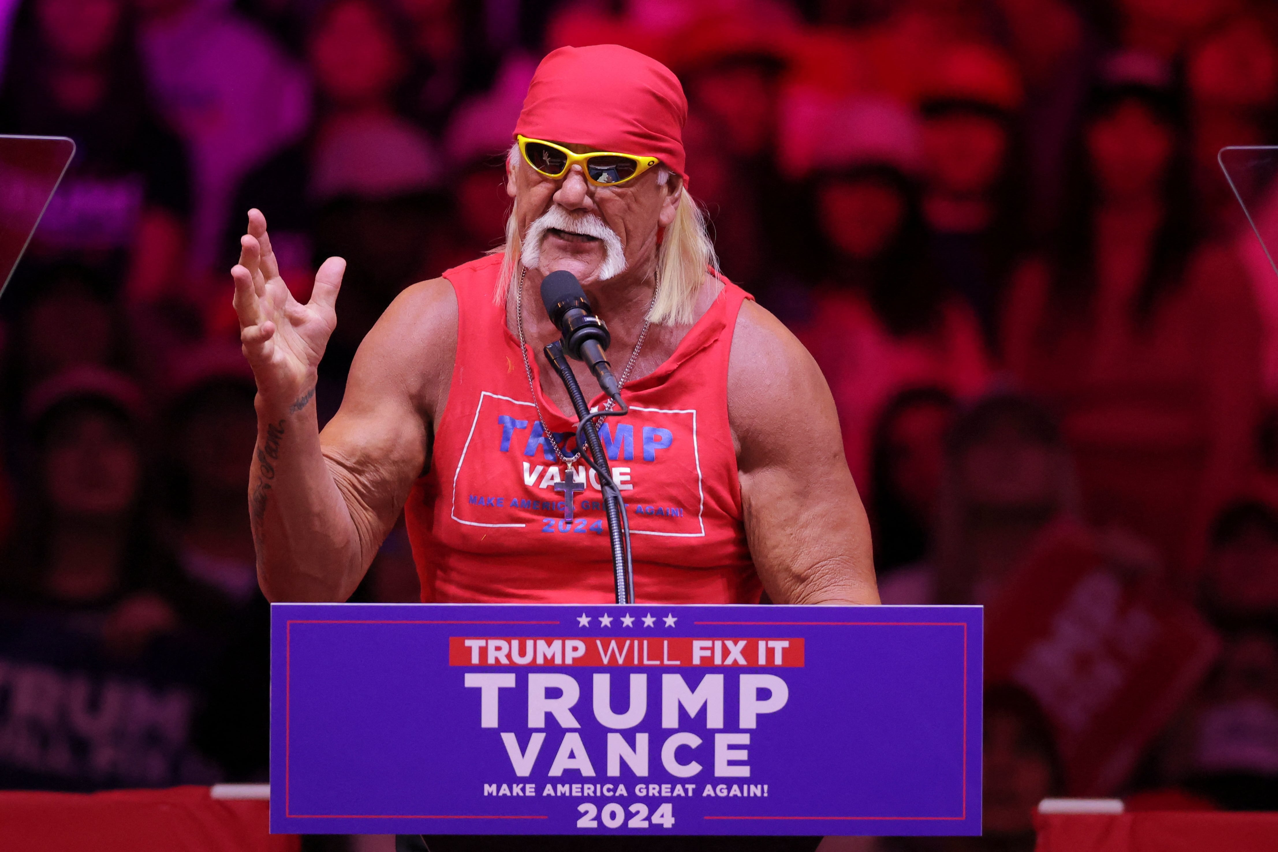 El apoyo de Hulk Hogan a Donald Trump en 2024 reavivó la controversia y dañó su imagen ante los fanáticos de la lucha libre (REUTERS/Andrew Kelly)